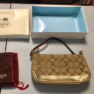 Coach Clutch Signature C with Gold #G052-1861